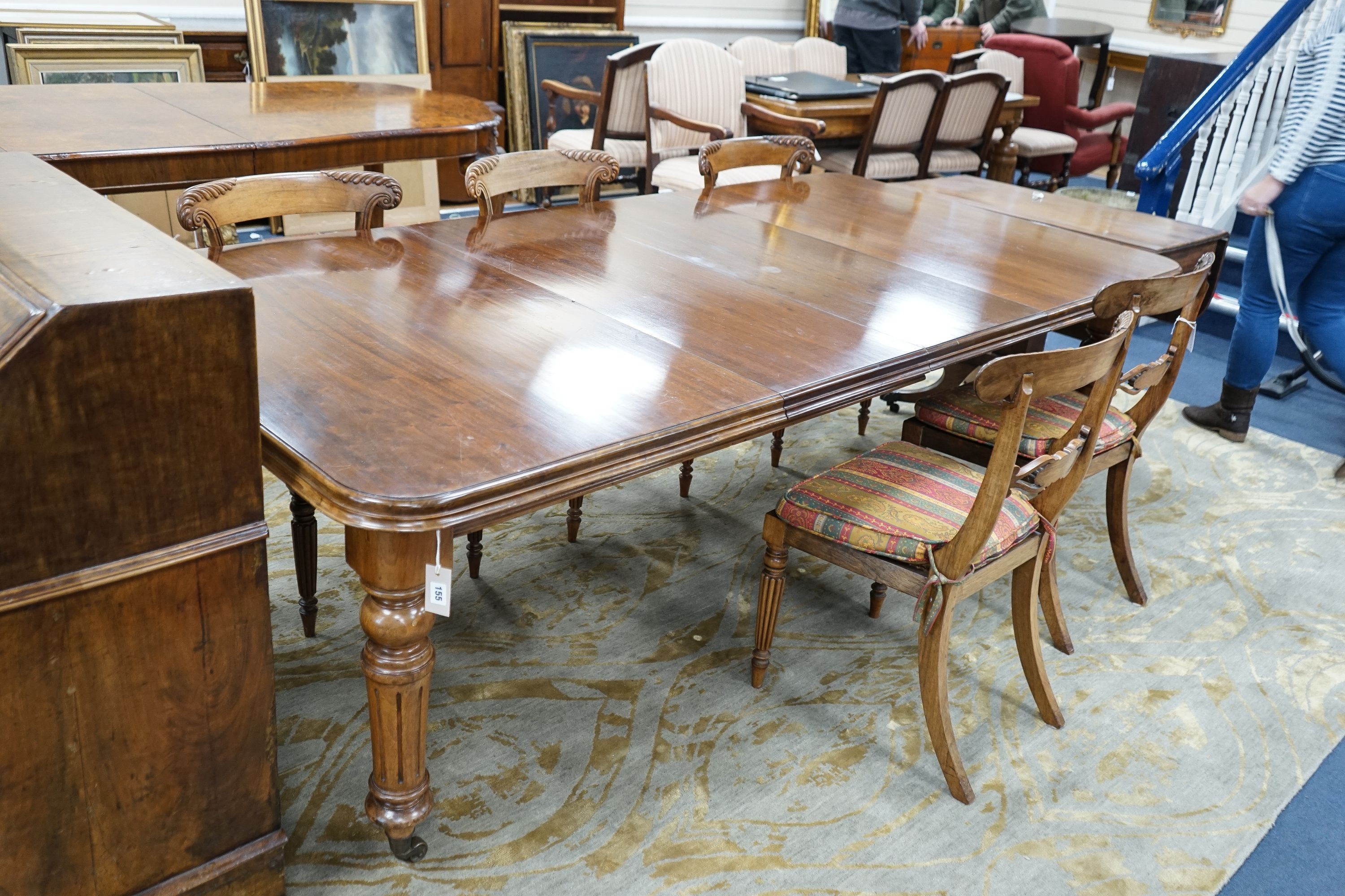 A late Victorian walnut wind-action dining table with two extra leaves, no winder, 236cm extended, width 118cm, height 74cm